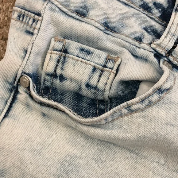 Blue Spice Light Wash Juniors Jean Shorts - Picture 3 of 4